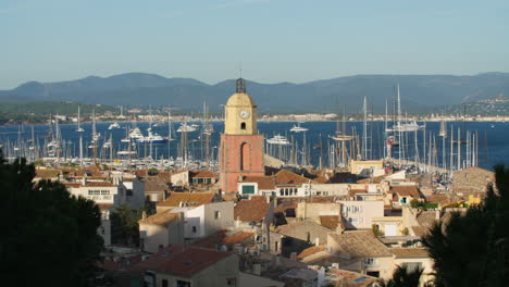 Vista-De-La-Iglesia-De-Notre-dame-de-l&#39;assomption-Desde-La-Ciudadela-Mañana-Soleada-Francia